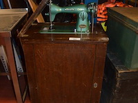 Oude naaimachine naaivita deluxe, metalen en houten kist - afbeelding 2 van  9
