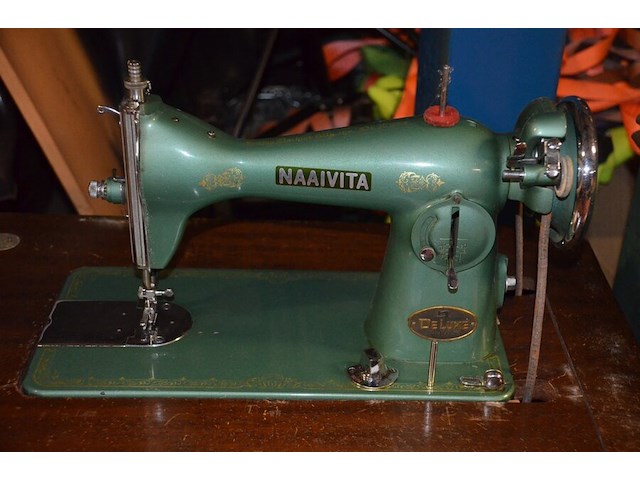Oude naaimachine naaivita deluxe, metalen en houten kist - afbeelding 3 van  9