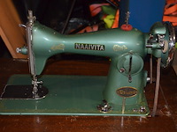 Oude naaimachine naaivita deluxe, metalen en houten kist - afbeelding 3 van  9