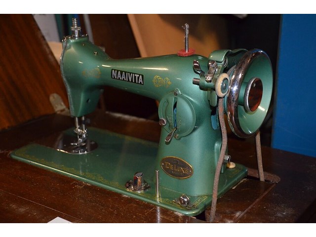 Oude naaimachine naaivita deluxe, metalen en houten kist - afbeelding 4 van  9