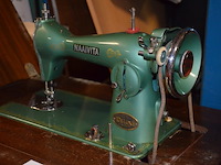Oude naaimachine naaivita deluxe, metalen en houten kist - afbeelding 4 van  9