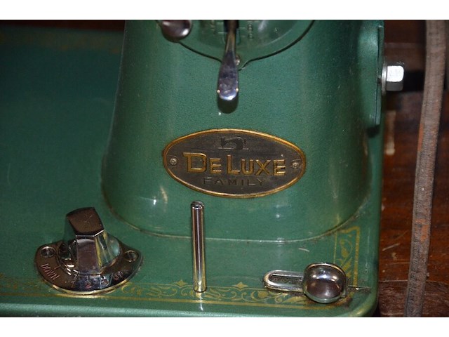 Oude naaimachine naaivita deluxe, metalen en houten kist - afbeelding 5 van  9