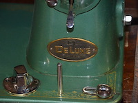 Oude naaimachine naaivita deluxe, metalen en houten kist - afbeelding 5 van  9