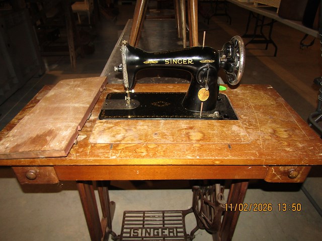Oude naaimachine singer + onderstel - afbeelding 1 van  2