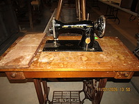 Oude naaimachine singer + onderstel - afbeelding 1 van  2