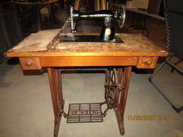 Oude naaimachine singer + onderstel - afbeelding 2 van  2
