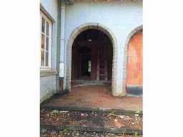 Oude natuurlijke stenen arcade – elementen gedemonteerd op pallets – voor restauratie / architectonisch hergebruik - afbeelding 2 van  5