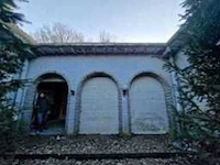 Oude natuurlijke stenen arcade – elementen gedemonteerd op pallets – voor restauratie / architectonisch hergebruik
