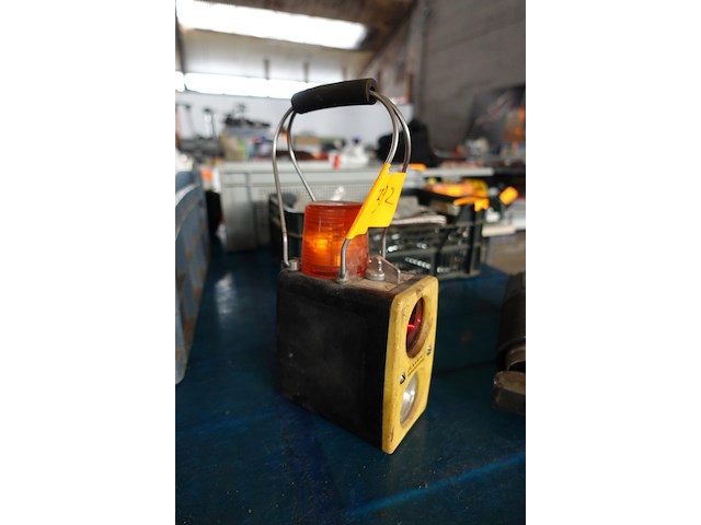 Oude noodseinlantaarn - afbeelding 2 van  2