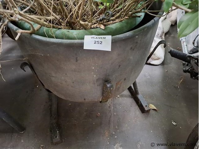 Oude pomp - afbeelding 2 van  3