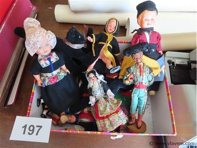 Oude popjes - afbeelding 1 van  3