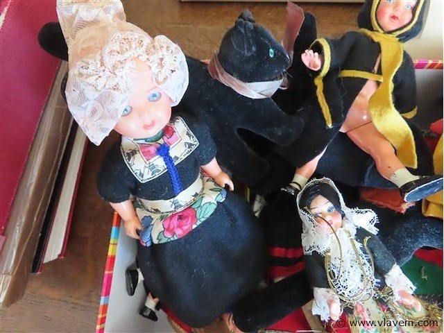 Oude popjes - afbeelding 2 van  3