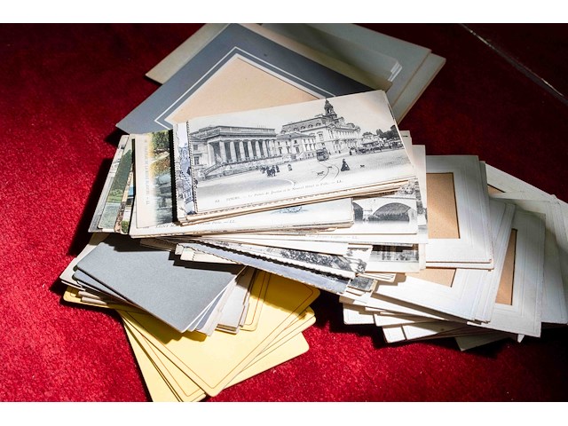 Oude postkaarten met kartonnen fotohouders - afbeelding 1 van  7