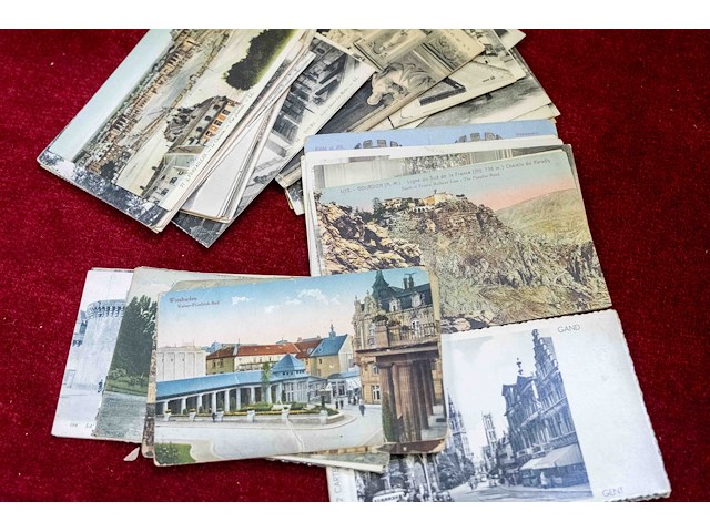 Oude postkaarten met kartonnen fotohouders - afbeelding 3 van  7