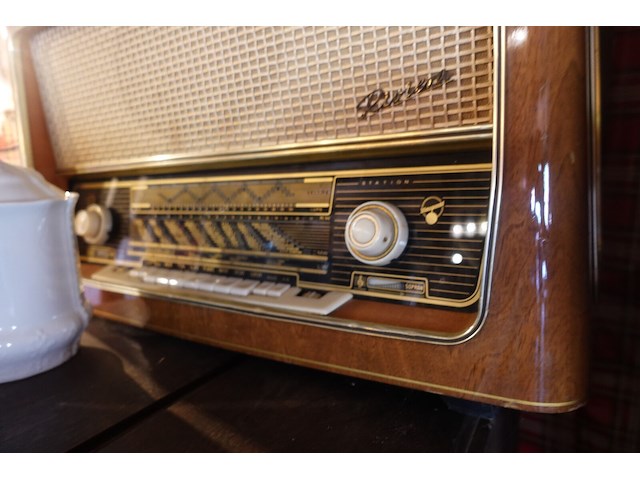 Oude radio riviera - afbeelding 3 van  3