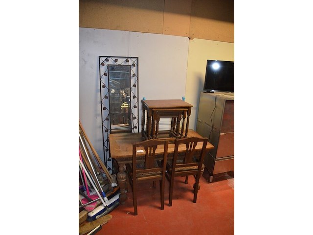 Oude rechthoekige oude tafel met 2 stoelen, 3 delige bijzettafel - afbeelding 1 van  9