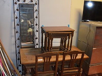 Oude rechthoekige oude tafel met 2 stoelen, 3 delige bijzettafel - afbeelding 1 van  9