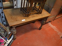 Oude rechthoekige oude tafel met 2 stoelen, 3 delige bijzettafel - afbeelding 4 van  9