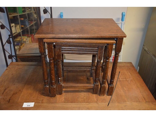 Oude rechthoekige oude tafel met 2 stoelen, 3 delige bijzettafel - afbeelding 8 van  9