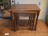 Oude rechthoekige oude tafel met 2 stoelen, 3 delige bijzettafel - afbeelding 8 van  9