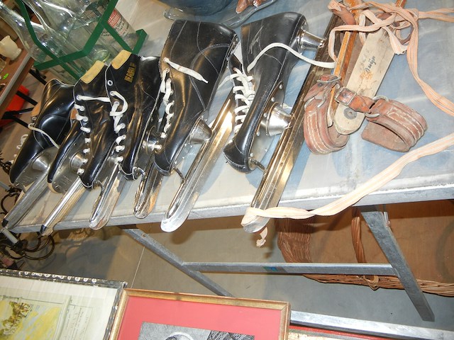 Oude schaatsen ( 4 paar) - afbeelding 2 van  2