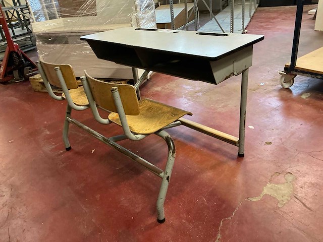 Oude schoolbank - afbeelding 2 van  3