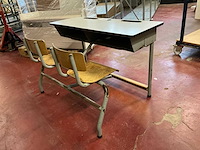 Oude schoolbank - afbeelding 2 van  3