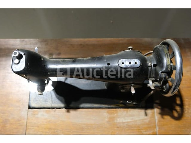 Oude singer naaimachine - afbeelding 2 van  11