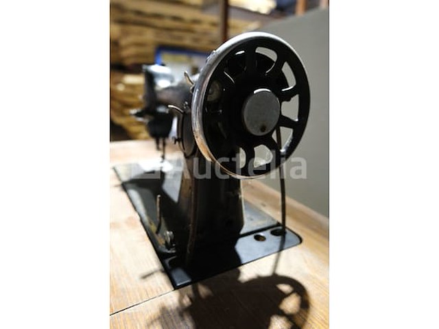 Oude singer naaimachine - afbeelding 3 van  11