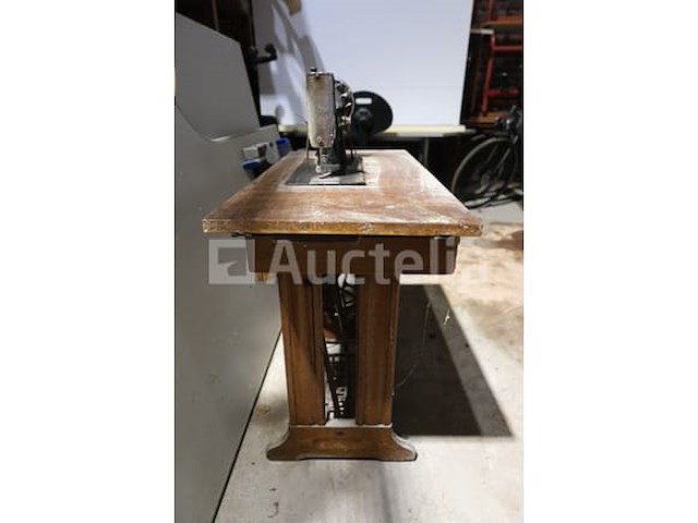 Oude singer naaimachine - afbeelding 1 van  11