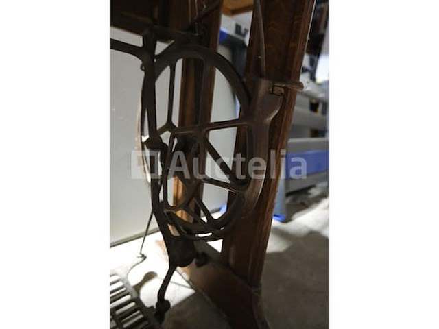 Oude singer naaimachine - afbeelding 4 van  11