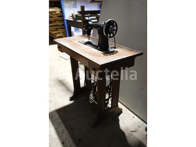 Oude singer naaimachine - afbeelding 11 van  11