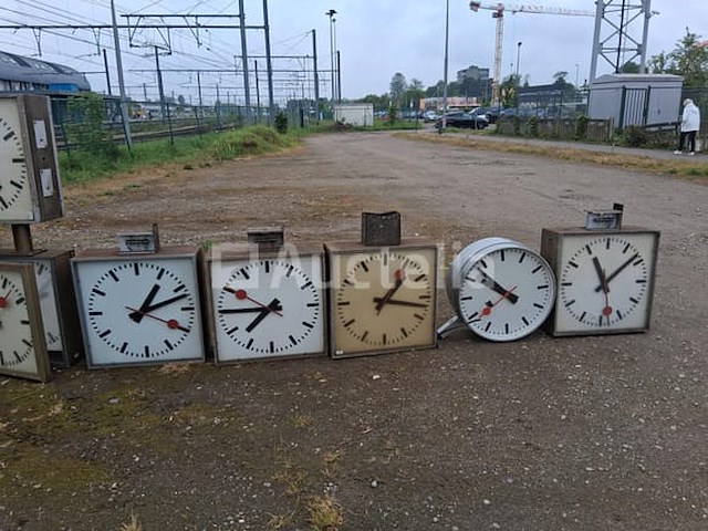 Oude stationsklokken - afbeelding 6 van  9