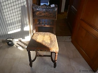 Oude stoel met leder