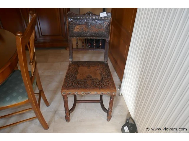 Oude stoel met leder - afbeelding 1 van  2