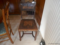 Oude stoel met leder - afbeelding 1 van  2