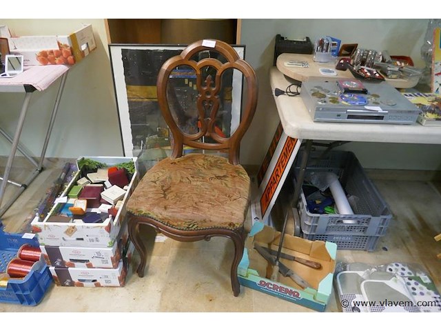 Oude stoel - afbeelding 1 van  1