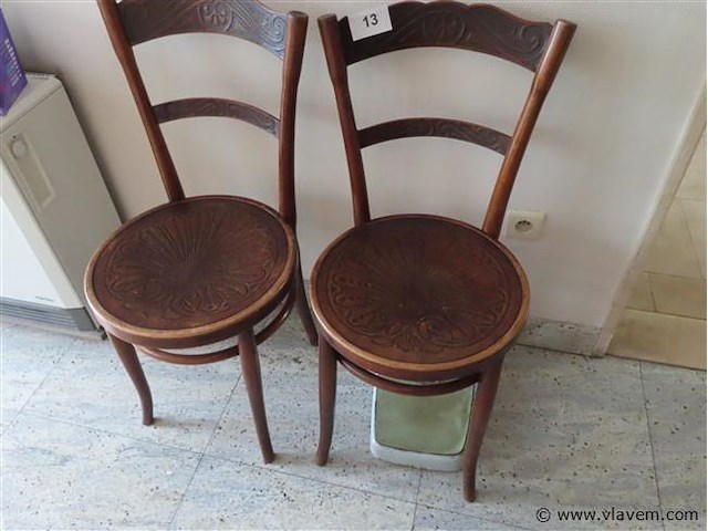 Oude stoelen 2 stuks - afbeelding 1 van  3