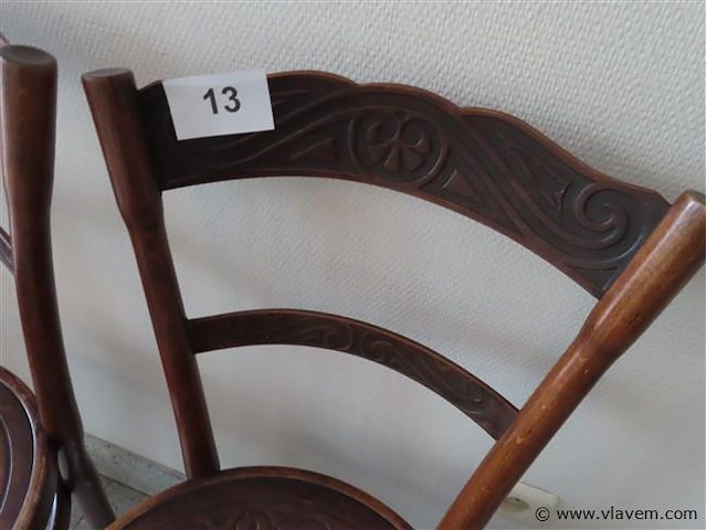 Oude stoelen 2 stuks - afbeelding 2 van  3