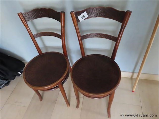 Oude stoelen 2 stuks - afbeelding 1 van  2