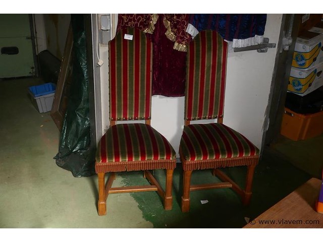 Oude stoelen - afbeelding 1 van  1