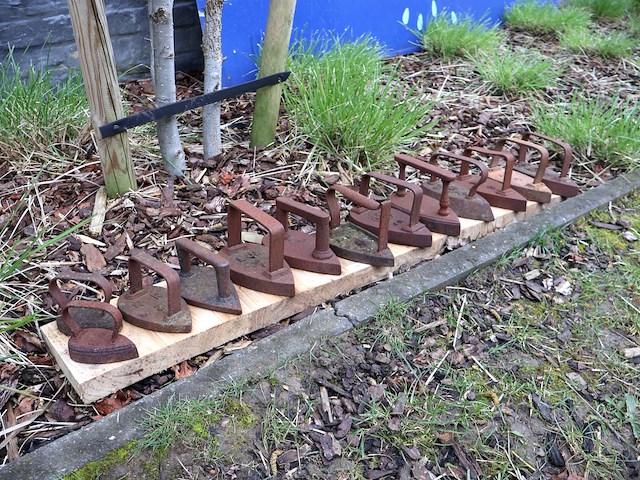 Oude strijkijzers - afbeelding 1 van  4