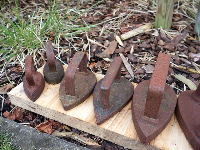 Oude strijkijzers - afbeelding 2 van  4