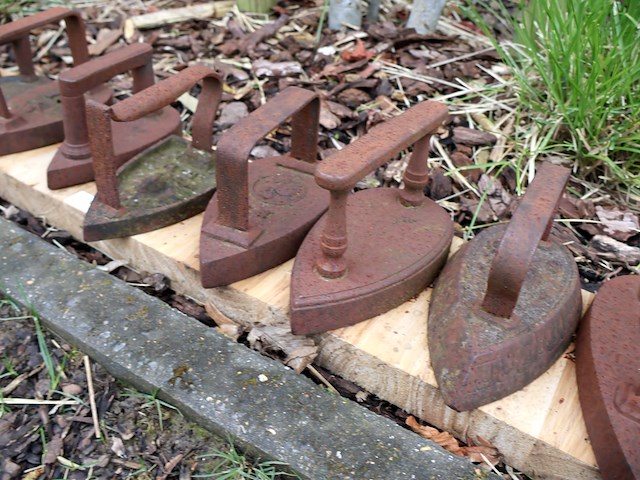 Oude strijkijzers - afbeelding 3 van  4