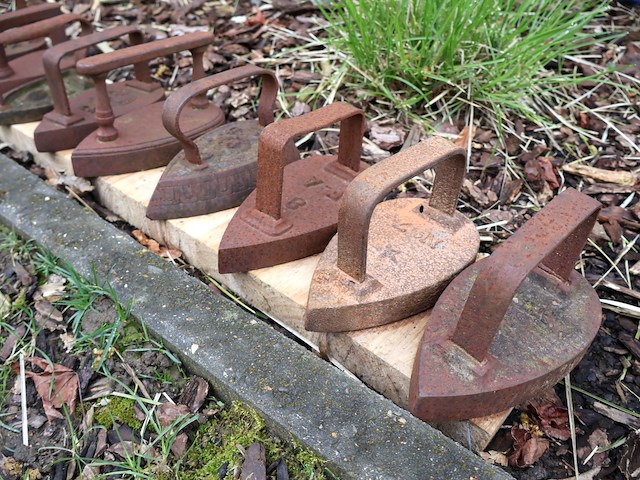 Oude strijkijzers - afbeelding 4 van  4