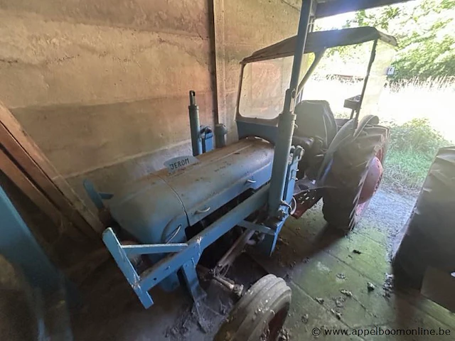 Oude tractor jerom, voorzien van een kap en wielaandrijving, zonder sleutels en boorddocumenten - afbeelding 3 van  7
