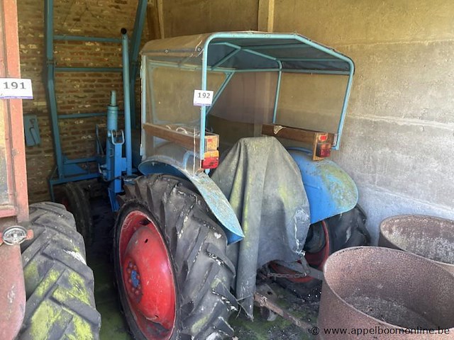 Oude tractor jerom, voorzien van een kap en wielaandrijving. - afbeelding 1 van  7