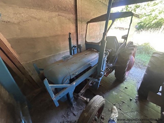 Oude tractor jerom, voorzien van een kap en wielaandrijving. - afbeelding 2 van  7