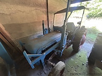 Oude tractor jerom, voorzien van een kap en wielaandrijving. - afbeelding 3 van  7
