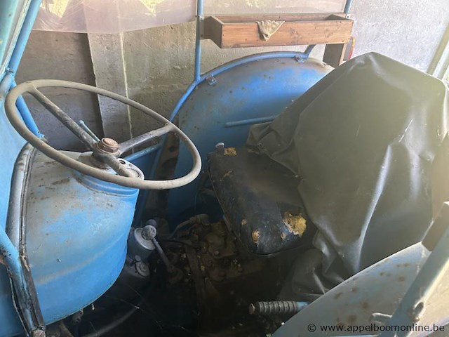 Oude tractor jerom, voorzien van een kap en wielaandrijving. - afbeelding 4 van  7